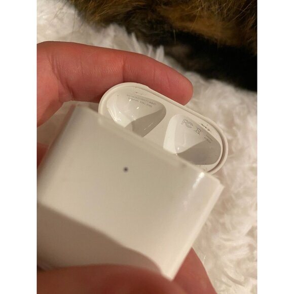 Genuine Apple Wireless Charging Case For AirPods FIRST / SECOND Generation A1938 - Picture 7 of 8